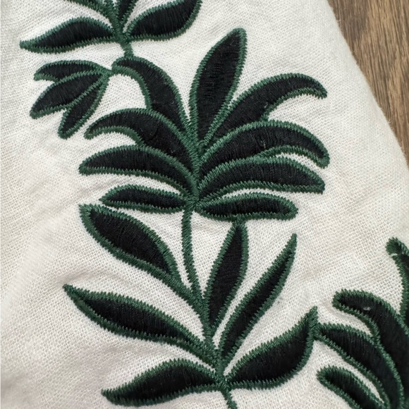 House of Harlow 1960 White Shorts with Green Leaf Embroidery - Picture 10 of 10